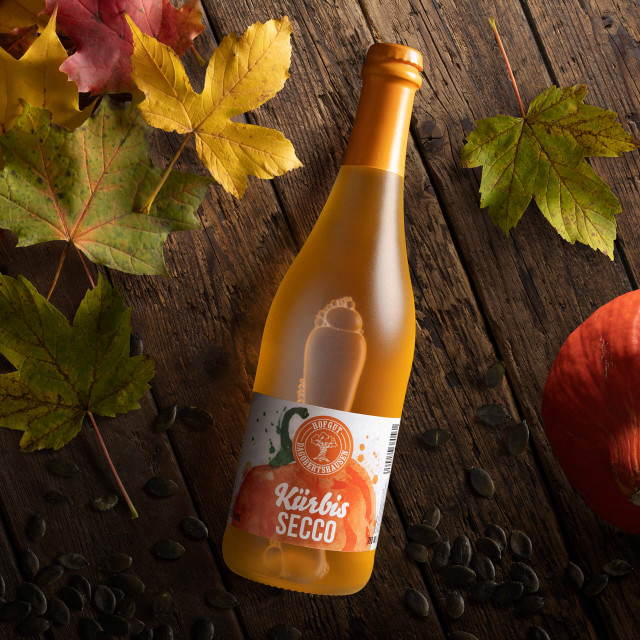 Nehmen Sie Platz an einem gemütlichen Tisch und braten Sie sich ihe Fleischgericht selbst am heißen Stein.