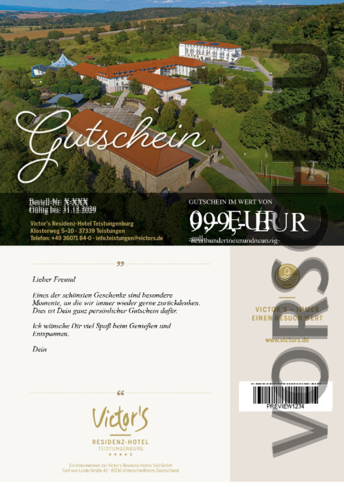 Die weite Landschaft um das Hotel herum ist zu sehen. Das Hotelgelände ist eingebettet in grüner Natur.