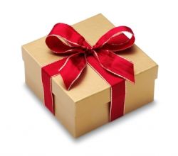 Eine kleine schwarze Karte ist zu sehen wo für dich drauf steht. Im Hintergrund ein Kopteil von einem Bett und eine Nachttischlampe.