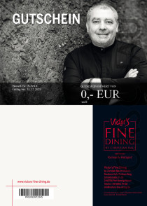Ein Blick in das Restaurant Victor's Fine Dining by Christian Bau. Im Vordergrund stehen edel eingedeckte Tische, im Hintergrund eine minimalistische Leinwand.