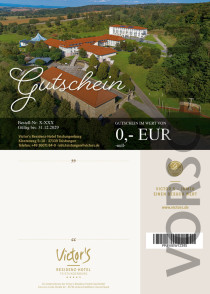 Die weite Landschaft um das Hotel herum ist zu sehen. Das Hotelgelände ist eingebettet in grüner Natur.