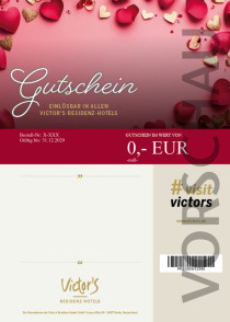 Ein Schokoladenkuchen in Herzform ist mit einem kleinen roten Steckherz dekoriert. Im Hintergrund liegen auf einer zart roten Tischdecke weitere rote Herzen als Deko.